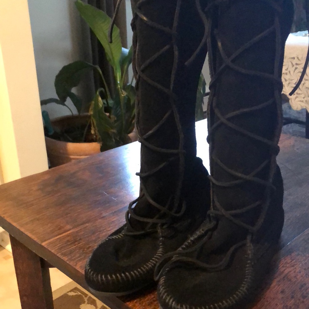 Like New! Minnetonka Lace Up Boots!
